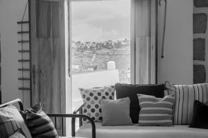Apartamento Los Lirios في سانتا بريخيذا: غرفة معيشة مع أريكة ونافذة كبيرة