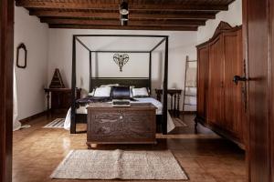 Apartamento Los Lirios في سانتا بريخيذا: غرفة نوم بسرير ومرآة كبيرة