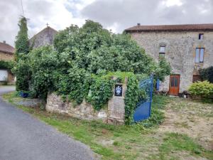 Vonkajšia záhrada v ubytovaní Converted medieval chapel gite in Limousin country