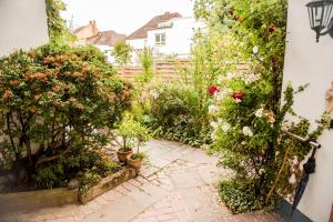 een tuin met bloemen en planten en een hek bij Ferienwohnung Bad Vilbel in Bad Vilbel