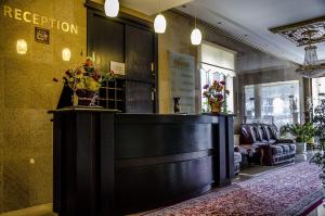 Rubis Hotel في Rudozem: صالون مع مكتب استقبال في غرفة