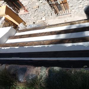 um conjunto de escadas em frente a um edifício de pedra em El Rincon De Zaldierna em Zaldierna
