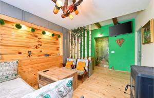 Cozy Home In Gornja Konjscina With Wifi في Hrašćina: غرفة معيشة مع جدار لكنة خضراء وطاولة