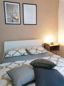 Ένα ή περισσότερα κρεβάτια σε δωμάτιο στο MAISON DE VILLAGE