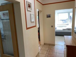 Postel nebo postele na pokoji v ubytování Wunderschöne Ferienwohnung in Nagel am See