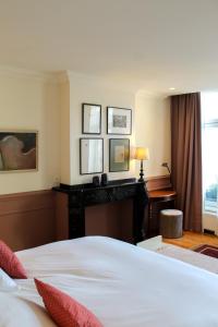 une chambre d'hôtel avec un lit et une cheminée dans l'établissement Huis Dujardin Bed&Breakfast, à Anvers