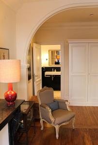 a living room with a chair and a desk at Huis Dujardin Bed&Breakfast in Antwerp