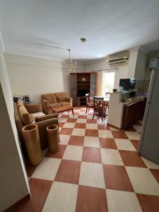 Morning Star Guesthouse في شرم الشيخ: غرفة معيشة مع أرضية مصدية