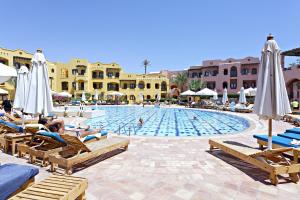 Der Swimmingpool an oder in der Nähe von Three Corners Rihana Resort El Gouna