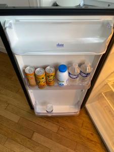 einem offenen Kühlschrank mit viel Essen in der Unterkunft Charmant 2 pièce 35m2 in Montrouge