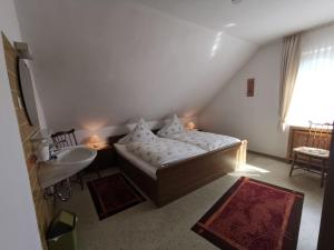 Postel nebo postele na pokoji v ubytování Ferienwohnung Schellen Mehren - KEINE Monteurwohnung!