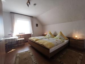 Postel nebo postele na pokoji v ubytování Ferienwohnung Schellen Mehren - KEINE Monteurwohnung!