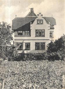 een oude foto van een groot huis in een veld bij Villa Blue Mare in Ustronie Morskie