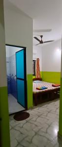 um quarto com uma cama e uma parede verde e branca em Luiza Guest House em Baga