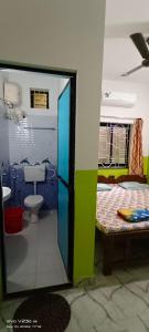 a room with a bathroom with a toilet and a sink at Luiza Guest House in Baga