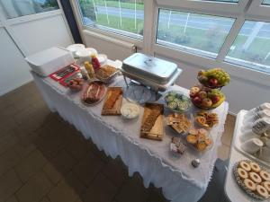 een tafel met voedsel erop met een tafel sidx sidx bij Pansion Brod in Slavonski Brod