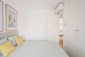 A bed or beds in a room at Sea view, pool, free parking, wifi, Port Aventura