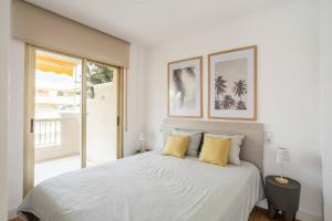 A bed or beds in a room at Sea view, pool, free parking, wifi, Port Aventura