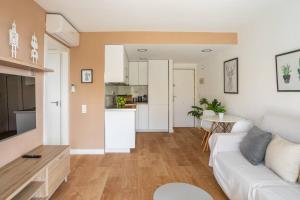 A kitchen or kitchenette at Sea view, pool, free parking, wifi, Port Aventura