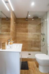 A bathroom at Sea view, pool, free parking, wifi, Port Aventura