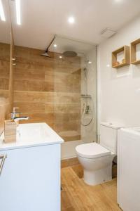 A bathroom at Sea view, pool, free parking, wifi, Port Aventura