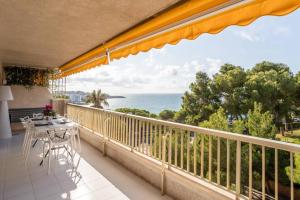A balcony or terrace at Sea view, pool, free parking, wifi, Port Aventura