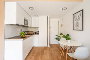 A kitchen or kitchenette at Sea view, pool, free parking, wifi, Port Aventura