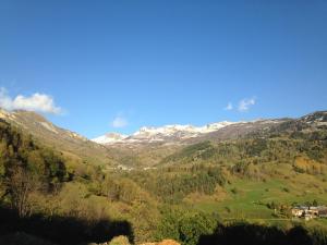 a view of a valley with snow covered mountains at La Marguerite in Aigueblanche