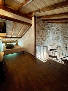 Habitación con cama y pared de piedra. en Antico Palmento dell'Etna, en Pedara