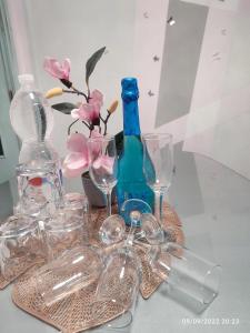een tafel met een bos glazen en een blauwe fles bij Amor, emoción y más, Auténtico apartamento céntrico climatizado,con wifi, cercano a la catedral y estaciones in Córdoba