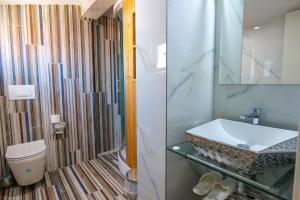 łazienka z umywalką i toaletą w obiekcie Hotel Semajo we Wlorze