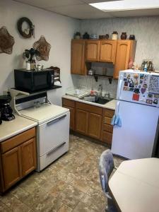 una cucina con un frigorifero bianco e un lavello di Quiet upstairs studio close to town 420 friendly a Trinidad