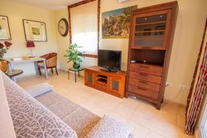 sala de estar con TV y dormitorio en Montemar Natura Resort en Peñíscola