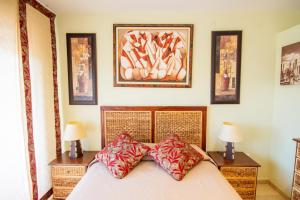 a bedroom with a bed with two lamps and pictures on the wall at Montemar Natura Resort in Pe&ntilde;&iacute;scola