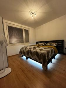 Postel nebo postele na pokoji v ubytování Spaní na paletách kousek od centra Hradce Králové