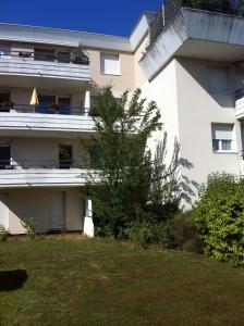 duży biały budynek z ogródkiem przed nim w obiekcie Logement type studio 1 piece proche zénith w Strasburgu