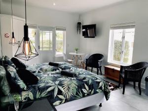 una sala de estar con una cama y un sofá en Sea-esta, en Plettenberg Bay