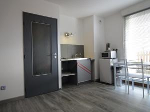 Kuchyňa alebo kuchynka v ubytovaní Logement type studio 1 piece proche zénith