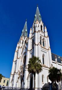 una chiesa bianca con una palma di fronte di Be Our Gaston's "The Garden of Good" a Savannah