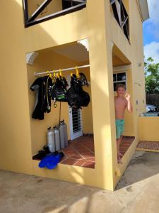 a boy standing in the doorway of a play house at Casa Makoshi Bonaire in Kralendijk