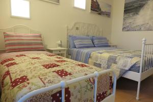 1 dormitorio con 2 camas en una habitación en BANKS 1, en Vezzano Ligure