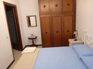 1 dormitorio con 1 cama y armario de madera en "In Centro" en Campagnano di Roma