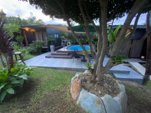 un árbol en el patio de una casa en Hilltop Cabins (Calatagan, Batangas), en Calatagan