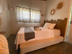CalataganにあるHilltop Cabins (Calatagan, Batangas)のベッドルーム1室(ベッド2台、壁掛け鏡付)