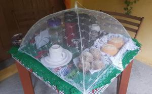 stół z klarownym parasolem i jajkami na nim w obiekcie Suítes Cocaia w mieście Ilhabela