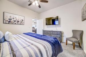 een slaapkamer met een bed, een stoel en een dressoir bij Midtown Modern Farmhouse in San Antonio