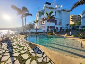 Fotografia z galérie ubytovania PINTA BEACH HOUSE Dúplex con vistas panorámicas v destinácii Málaga