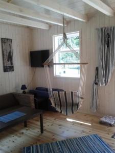 una sala de estar con una hamaca en una habitación en Tirbi Holiday House, en Kassari