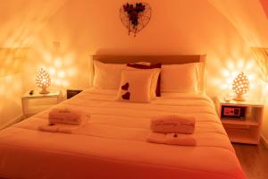 レッチェにあるCadelli Luxury Suite & Apartmentsのベッドルーム(白い大型ベッド、ランプ2つ付)