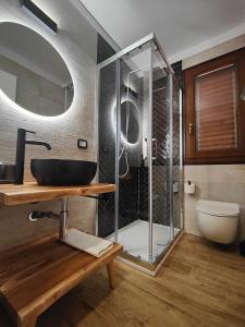 bagno con lavandino e doccia in vetro di Kefalure a Cefalù